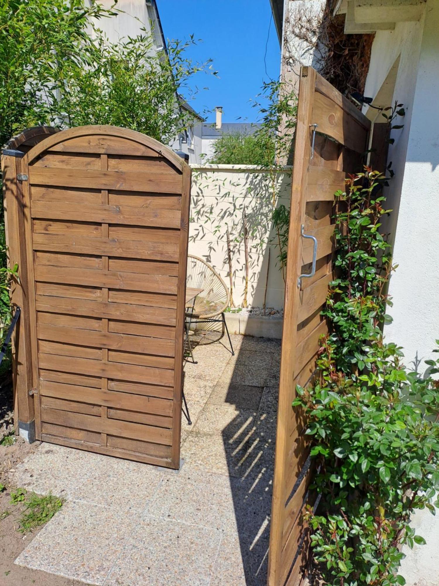 Joli Studio Au Calme Dans Un Jardin Privatif Ouistreham Exterior foto